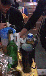 不亦乐乎|搞笑GIF: 熊孩子玩的真是不亦乐乎，这奶爸也真是会玩啊