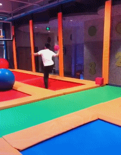 妹子|搞笑GIF: 妹子你放开那个男的, 有本事冲我来啊!