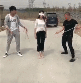 妹子|爆笑GIF趣图：妹子徒手劈砖头，难道她以前在少林寺练过铁砂掌？