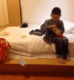 大爷|搞笑GIF：大爷，你吃的这是什么啊！鱼吗？这么长！