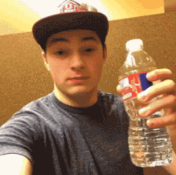 姑娘|搞笑GIF：你这样做确定不会被打吗？