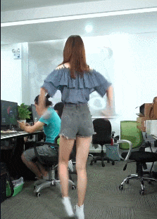 妹子|爆笑GIF: 不就看个跳舞么 鼻子都流血啦! !