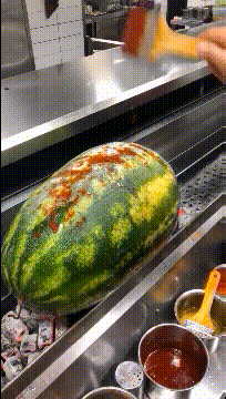 二话不说|?爆笑GIF趣图:今天来一个顾客非要吃烤西瓜,我二话不说就来了一个