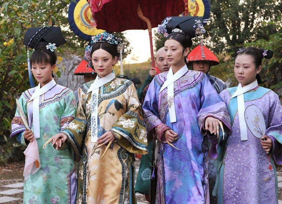 为何古代妃子走路身边总会有人搀扶,其实是为了显摆身份