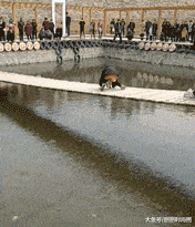 救生衣|搞笑GIF: 说好的一辈子呢,跳个水你就把我抛弃了!