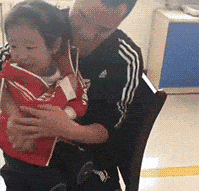 阿姨|搞笑GIF动图：大姐，你这个防雨装备根本就挡不了雨啊