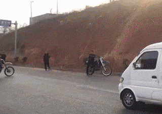 为了|GIF搞笑趣图:为了玩这个游戏,你这装备花了不少钱吧!