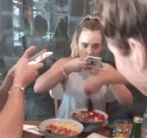 美女|搞笑GIF趣图：美女你顶着两个这么大的压力还能跳过去，我服了