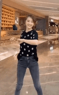 大哥|搞笑GIF：大哥，今天很高兴吧终于发工资了