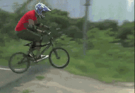 粪坑|【搞笑GIF动态图】幸好狗子不是掉粪坑里面！干脆面君的日常