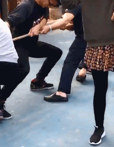拔河|搞笑GIF：拔河促进团结，但就是有点费鞋