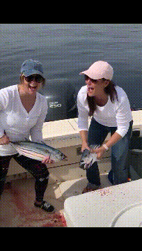 菠萝|搞笑GIF：这保安。。。无故的小眼神！