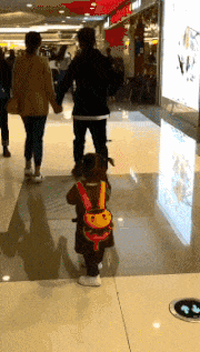 妹子|搞笑GIF：姑娘有什么事冲我来，这头猪真的受不了