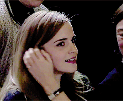 妹子|搞笑GIF趣图:妹子这是看到什么了,笑那么开心