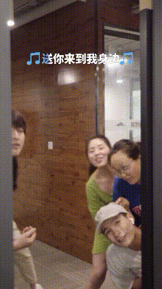 回头率|搞笑GIF趣图:小伙子,搞个这样的发型,回头率应该很高吧!