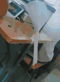 凉快|搞笑GIF:自制的半自动风扇,真是凉快呀