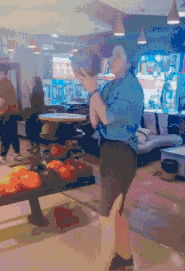 小女|小女生，一次扛6袋，男人们颤抖了吗？