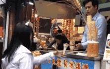 道高一尺|搞笑GIF：据说接到喜欢人电话是这样