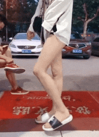 妹子|搞笑GIF趣图:姑娘你喝了多少酒才能醉成这样?这下丢人丢大了!