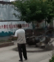 三轮车|搞笑GIF: 隔着屏幕都闻见了臭, 哈哈哈