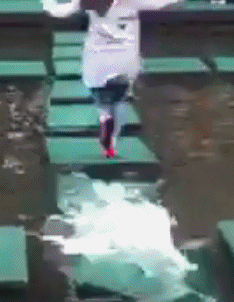 就是|搞笑段子:本以为轻功水上漂,结果功亏一篑,过年了来两个段子