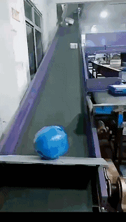 小伙子|搞笑GIF动图:小伙子面对的是分手还是啥 ?