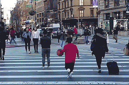 妹子|搞笑GIF趣图：台风确实好大哦，吹得摄影师拿不住机器