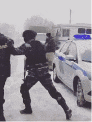 怪怪|爆笑GIF: 这场景总觉得哪里怪怪的