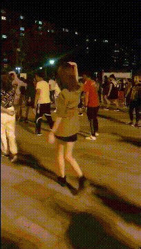 一会|搞笑GIF：广场舞，我的最爱，每次都来看一会！