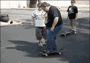 时候|搞笑GIF趣图:小伙子,以你的体格来说,真的不适合玩滑板!