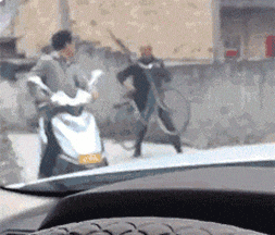 大爷|搞笑GIF: 反正女朋友头发那么多, 也不在乎少那么一撮了!