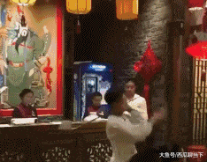 磨砂玻璃|搞笑GIF：自行车：怪我咯