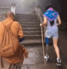 小伙子|搞笑GIF：小伙子，你这帽子是怎么到脚上的，说出你的故事