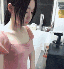 咔嚓|搞笑GIF：妹子你没做过饭吧，饭铲子不是这么用的哟