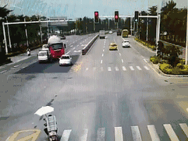 理发师|搞笑GIF:遇到这样的理发师,看来顾客都要疯了