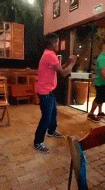 九子|搞笑GIF: 疫情还没有结束，他们一家子还得在我家待上一段时间