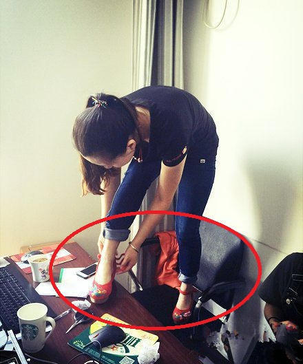 姐们|搞笑GIF图：一看就是混江湖的，姐们真够霸气的啊。