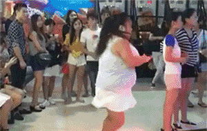 饼干|爆笑GIF:小姐姐,解锁吃烧烤新姿势