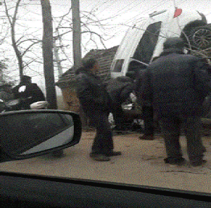 房顶|搞笑GIF趣图:车能开到房顶上,这司机,你玩QQ飞车的吧~