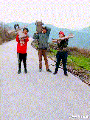 溜须拍马|内涵GIF：溜须拍马的功夫不到家千万别乱拍 有风险的