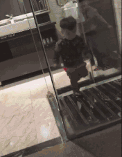 售货员|搞笑GIF趣图:大哥，你的气质真是不一般啊，雪茄一定很有味道吧！