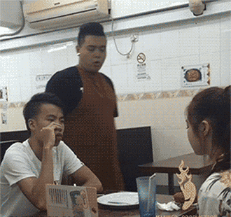 大哥|搞笑GIF:大哥,叫你媳妇来吧,这样太丢人了