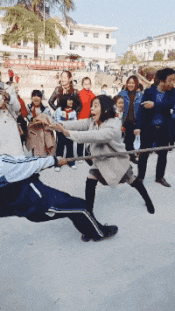 是在|搞笑gif趣图:感觉右边的人,不是在攀岩了,是在飞