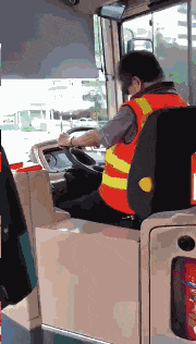 哥们|搞笑GIF:你们准备入侵地球了吗?