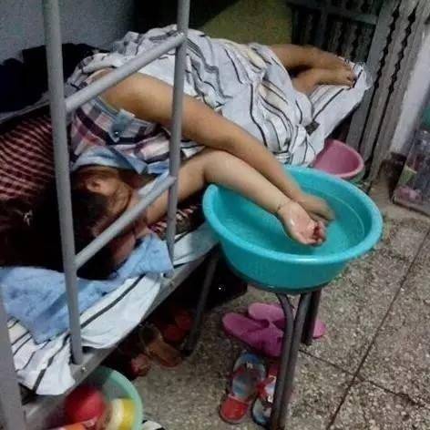 香蕉|爆笑GIF:兄弟别再敲门了,家里面没人