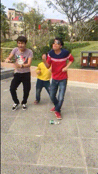 公孙|搞笑GIF动图：他们都是来打酱油的，你说他们帮谁?