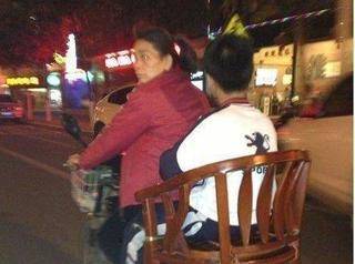 后座|爆笑GIF图：就不能轻一点吗？！