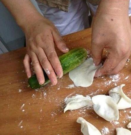 大爷|搞笑GIF: 反正女朋友头发那么多, 也不在乎少那么一撮了!