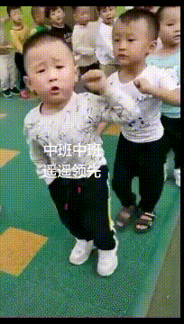 小男|搞笑gif趣图：看这小伙子，之前不一直喊：中班中班要有女生嘛