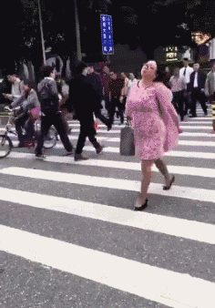 吃货|爆笑GIF动图:找了个女友是吃货,养不起呀